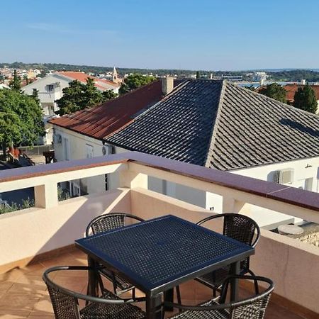 Apartmani Dami Novalja Buitenkant foto