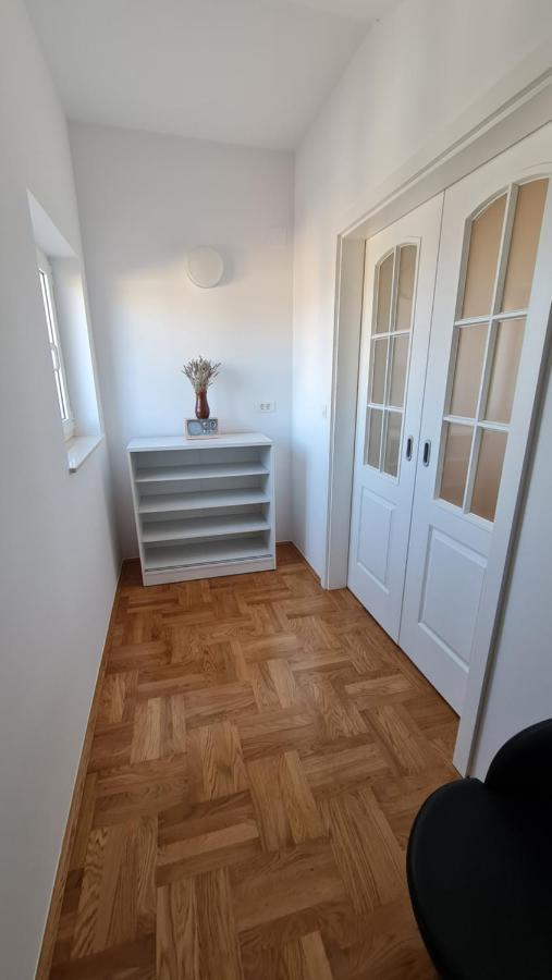 Apartmani Dami Novalja Buitenkant foto