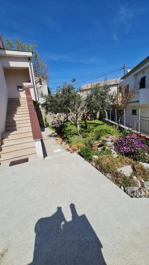 Apartmani Dami Novalja Buitenkant foto